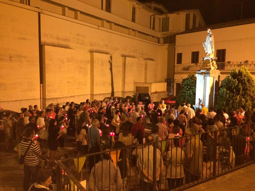 La fiaccolata dinanzi alla statua della Madonna