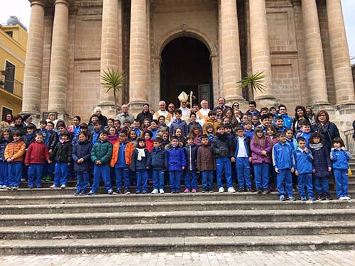 San Giuseppe 2016 la foto del vescovo con i bambini