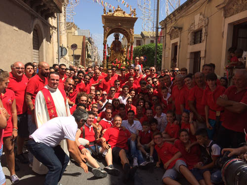 San Bartolomeo 2014 i portatori e il sacerdote