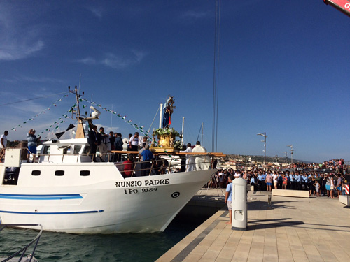 Maria di Portosalvo 2015 l'avvio della processione a mare